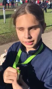 Agustina Araya hace gala de su medalla: talentosa dentro y fuera de la actividad deportiva.